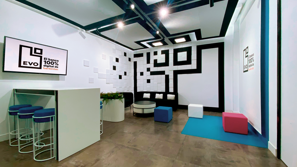 En la Sala Creators de Evo Banco se pueden mantener reuniones o trabajar gracias a la mesa con enchufes y conexiones integradas